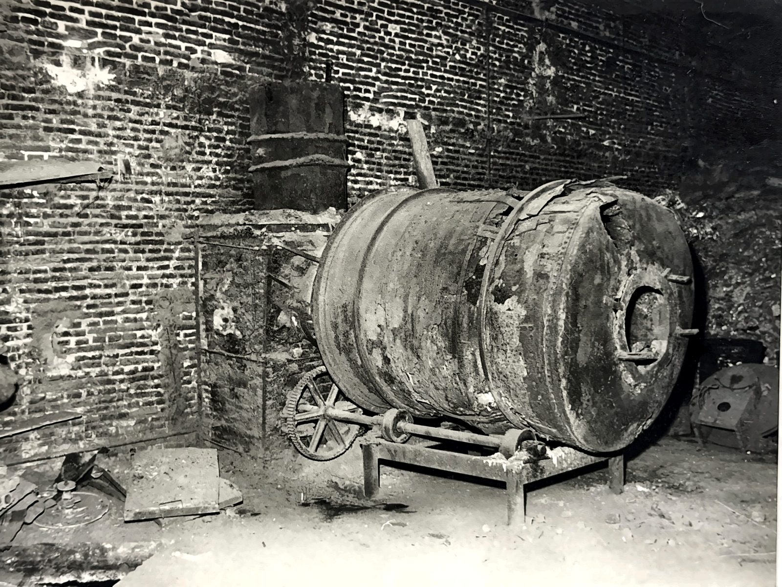 Horno antiguo frente a pared de ladrillos